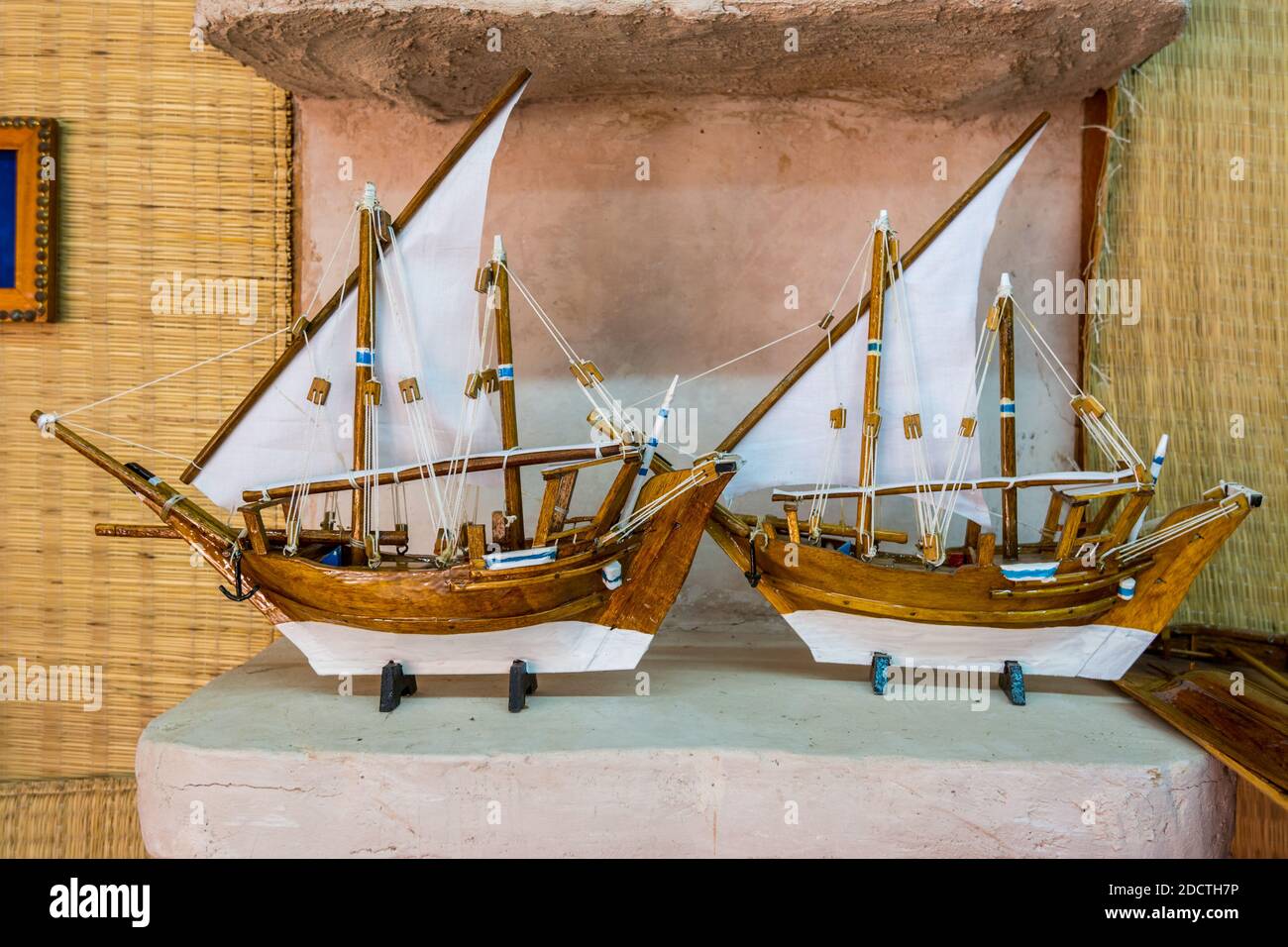 Ein Paar Holzmodell von Fischerboot Segeln als Geschenk im Heritage Folk Dorf in Abu Dhabi, Vereinigte Arabische Emirate. Stockfoto