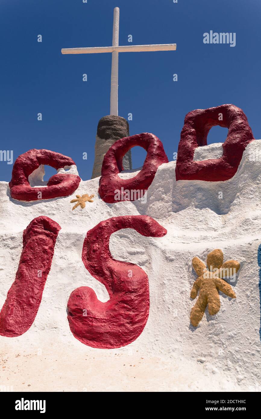 Gesamtansicht des Salvation Mountain in Niland, CA, USA im Jahr 2017. Das Kunstwerk besteht aus adobe, Stroh und Tausenden von Gallonen bleifreier Farbe. Der Berg der Rettung wurde von Leonard Knight (1931–2014) erschaffen. Es umfasst zahlreiche Wandmalereien und Bereiche mit christlichen Sprüchen und Bibelverse gemalt, obwohl seine Philosophie wurde rund um die Sinner's Prayer gebaut. Die Folk Art Society of America erklärte es im Jahr 2000 zu einer "Volkskunststätte, die der Erhaltung und des Schutzes würdig ist". In einer Rede vor dem US-Kongress am 15. Mai 2002, Kalifornien Senatorin Barbara Boxer beschrieb es als "eine einzigartige Stockfoto