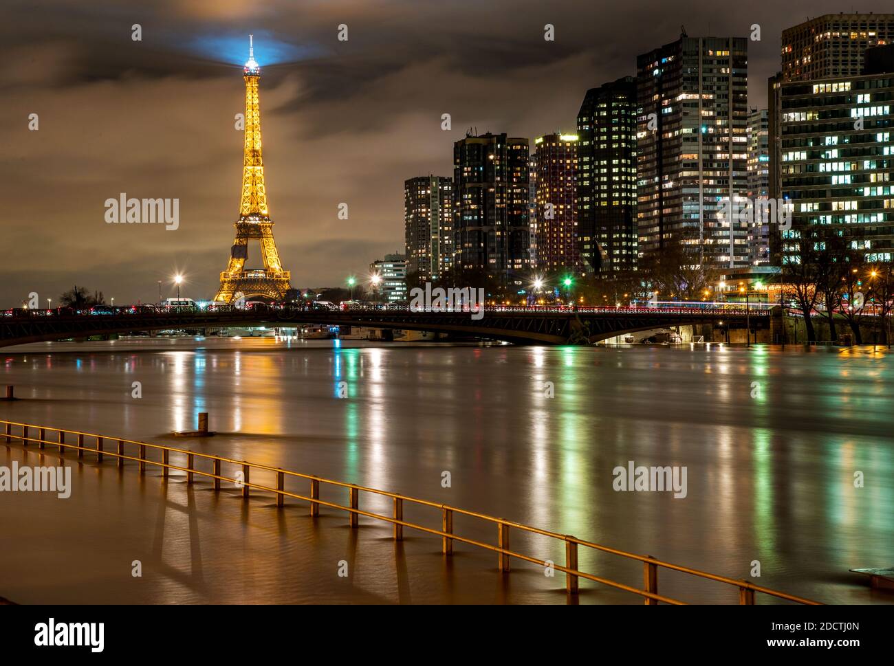 Nachtansicht der Überschwemmungen in Paris Stadt als seine Fluss weiter steigen, erreichen 6 Meter hoch in Paris, Frankreich am 25. Januar 2018. Foto von Christophe Geyres/ABACAPRESS.COM Stockfoto