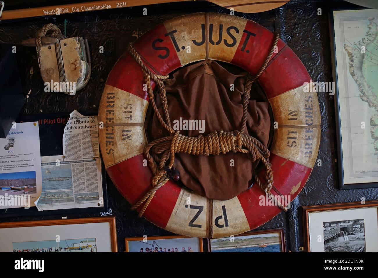 GROSSBRITANNIEN/Cornwall/St Just/The Star Inn in St Just, Cornwall/Lifebuoy an einer Pub-Wand. Stockfoto