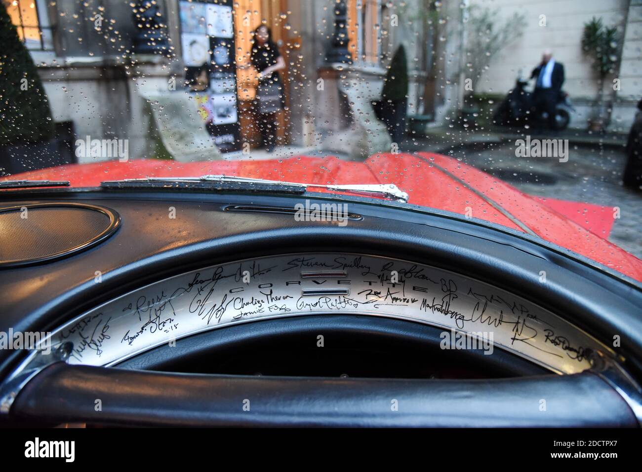 Chevrolet Corvette Roadster de 1961 achetée lors d'un dîner caritatif de Léonardo DiCaprio dont le tableau de Bord est dédicacé par 20 stars d'Hollywood a Paris, Frankreich am 1. Februar 2018. Foto von Alain Apaydin/ABACAPRESS.COM: Ben Affleck - Christian Bale - Orlando Bloom - Adrien Brody - Matt Damon - Benicio Del Toro - Leonardo DiCaprio - Robert Downey Jr - Jamie Foxx - Tom Hardy - Angelina Jolie - Gwyneth Paltrow - Sean Penn - Brad Pitt - Steven Spielberg - Meryl Streep - Channing Tatum - Charlie Theron - Mark Wiehloon. Stockfoto