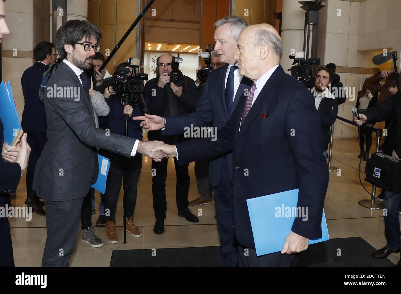 Der französische Finanzminister Bruno Le Maire und der Bürgermeister von Bordeaux Alain Juppe und andere im Pariser Wirtschaftsministerium am 2. März 2018 vor einem Treffen mit dem Gewerkschaftsvertreter des US-amerikanischen Automobilherstellers Ford Aquitaine Industries in Blanquefort bei Bordeaux im Südwesten Frankreichs, nachdem Ford am 27. Februar angekündigt hatte, Dass sie die Investitionen in das Werk einstellten. Foto von Henri Szwarc/ABACAPRESS.COM Stockfoto