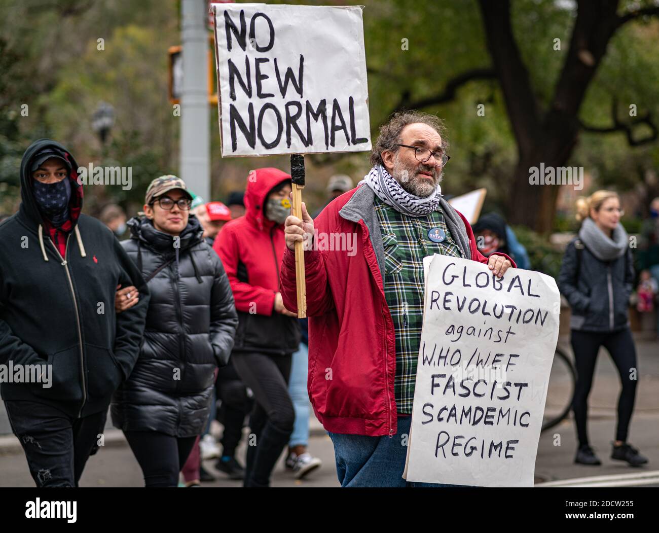 New York City, Usa. November 2020. Anti-Lockdown-Demonstranten versammelten sich in Manhattan und forderten keine weiteren Lockdowns oder die Verwendung von Maske in New York City. (Foto: Steve Sanchez/Pacific Press) Quelle: Pacific Press Media Production Corp./Alamy Live News Stockfoto