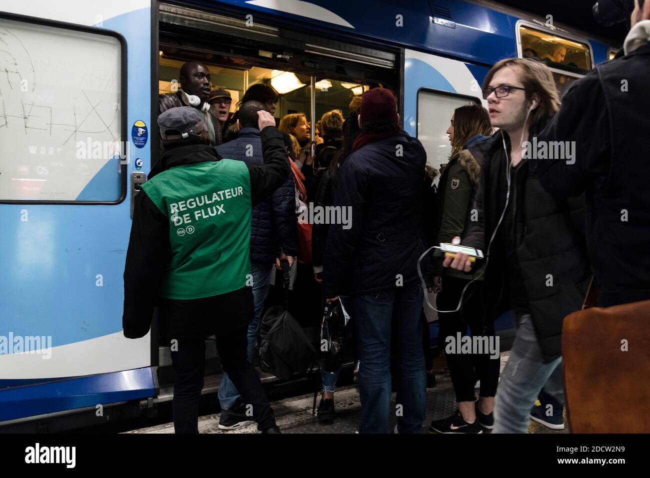 An diesem zweiten Streiktag unter den 36, die in den nächsten 3 Monaten angekündigt wurden, wurde der Verkehr auf allen Linien der SNCF stark gestört und die wenigen Züge, die von Passagieren angegriffen wurden, wie hier am Gare de Lyon, wo die Züge der RER D mit Passagieren überlaufen. Paris, Frankreich, 4. April 2018. Foto von Samuel Boivin / ABACAPRESS.COM Stockfoto