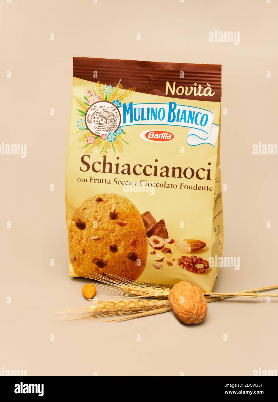 Italien, november 2020 :Pack von schiaccianoci Cookies Barilla illustrative Editorial Stockfoto