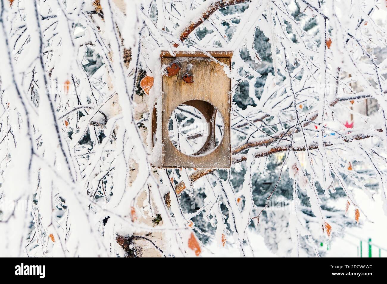 Selbstgemachter Vogelfutterautomat zur Fütterung von Vögeln in der Winterkälte. Die Sperrholzkiste ist für die Fütterung verschiedener Wildvögel geeignet. Stockfoto