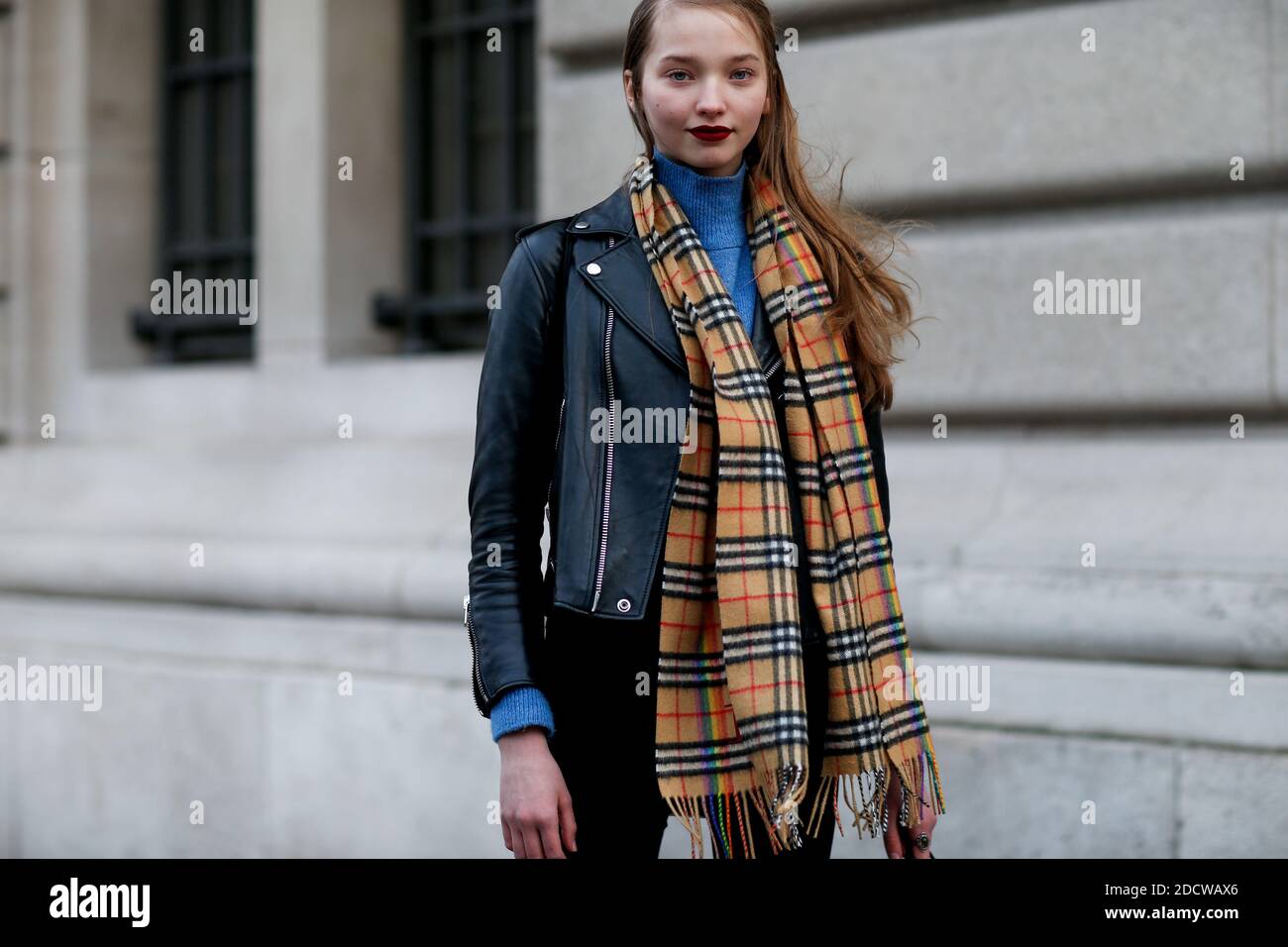 Street Style, Modell Milena Ioanna nach Rochas Herbst-Winter 2018-2019 Show im Grand Palais in Paris, Frankreich, am 28. Februar 2018 statt. Foto von Marie-Paola Bertrand-Hillion/ABACAPRESS.COM Stockfoto