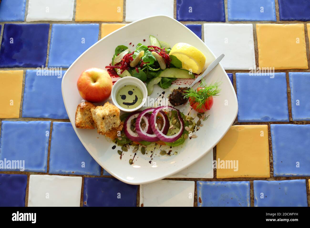 Veganer Supersalat auf bunten Fliesen. Gesundes Lebensmittelkonzept. Vegane Küche Stockfoto