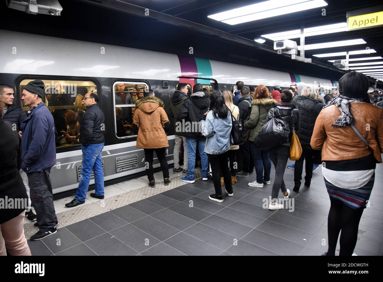 Pendler Bord der RER am Bahnhof Gare De Lyon, in Paris, Frankreich, am 9. April 2018. Die französischen Bahnarbeiter von SNCF und RER begannen drei Monate rollende Streiks, die Teil einer Welle von Arbeitskampfmaßnahmen sind, die Präsident Emmanuel Macrons Entschlossenheit, Frankreich mit umfassenden Reformen neu zu gestalten, auf die Probe stellen wird. Der Streik wird zu Chaos für die 4.5 Millionen französischen Zugpassagiere führen, wobei zwei von fünf Tagen bis Juni 28 Stops geplant sind, es sei denn, Macron lässt sein Angebot fallen, eine Generalüberholung beim staatlichen Eisenbahnunternehmen SNCF zu erzwingen. Foto von Alain Apaydin/ABACAPRESS.COM Stockfoto