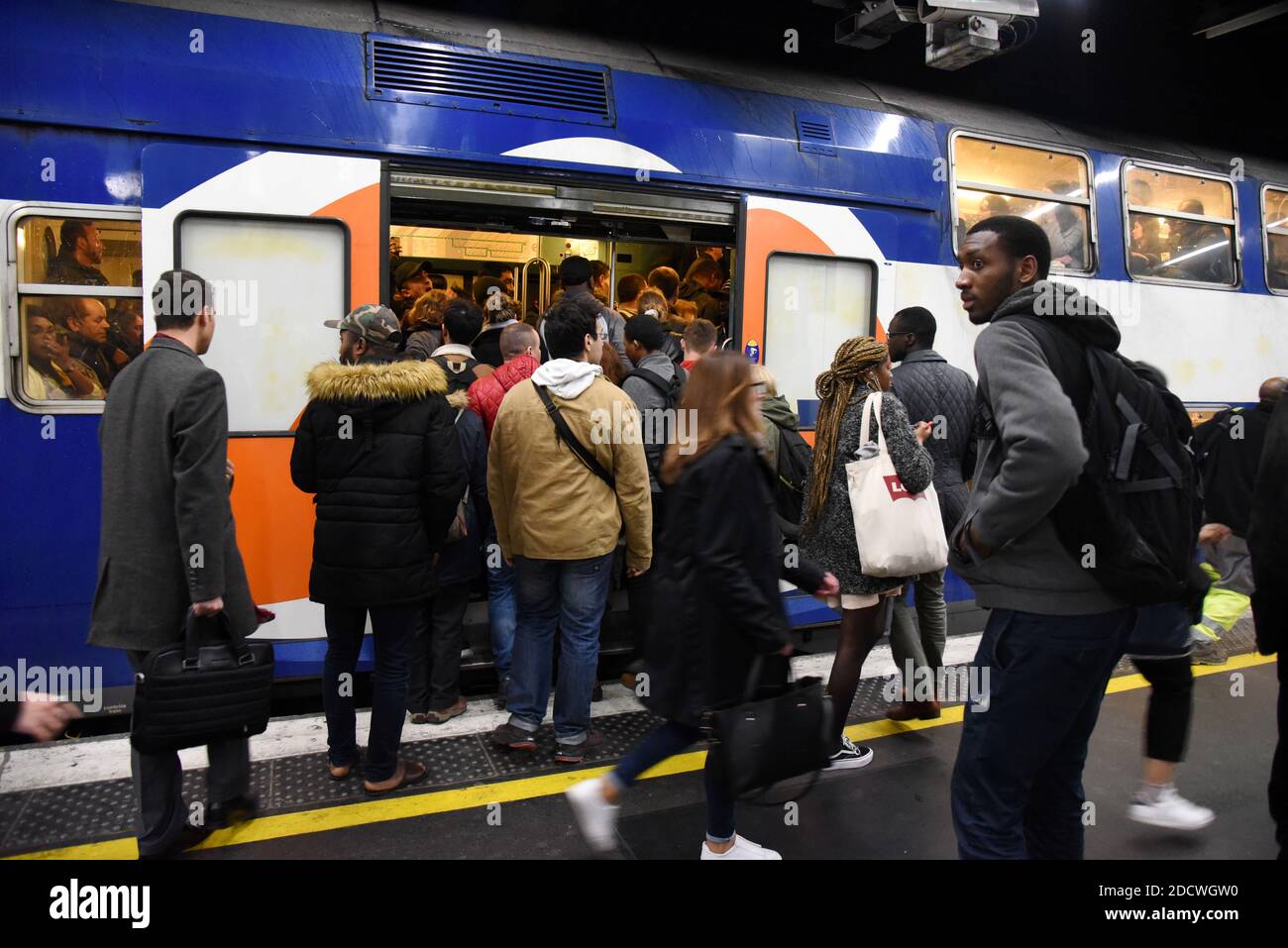 Pendler Bord der RER am Bahnhof Gare De Lyon, in Paris, Frankreich, am 9. April 2018. Die französischen Bahnarbeiter von SNCF und RER begannen drei Monate rollende Streiks, die Teil einer Welle von Arbeitskampfmaßnahmen sind, die Präsident Emmanuel Macrons Entschlossenheit, Frankreich mit umfassenden Reformen neu zu gestalten, auf die Probe stellen wird. Der Streik wird zu Chaos für die 4.5 Millionen französischen Zugpassagiere führen, wobei zwei von fünf Tagen bis Juni 28 Stops geplant sind, es sei denn, Macron lässt sein Angebot fallen, eine Generalüberholung beim staatlichen Eisenbahnunternehmen SNCF zu erzwingen. Foto von Alain Apaydin/ABACAPRESS.COM Stockfoto