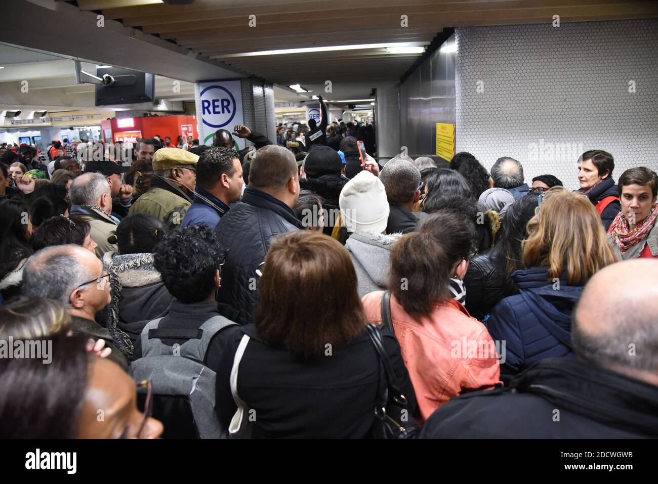 Das Bild zeigt die Menge am Bahnhof Gare de Lyon in Paris, Frankreich, am 9. April 2018. Die französischen Bahnarbeiter von SNCF und RER begannen drei Monate rollende Streiks, die Teil einer Welle von Arbeitskampfmaßnahmen sind, die Präsident Emmanuel Macrons Entschlossenheit, Frankreich mit umfassenden Reformen neu zu gestalten, auf die Probe stellen wird. Der Streik wird zu Chaos für die 4.5 Millionen französischen Zugpassagiere führen, wobei zwei von fünf Tagen bis Juni 28 Stops geplant sind, es sei denn, Macron lässt sein Angebot fallen, eine Generalüberholung beim staatlichen Eisenbahnunternehmen SNCF zu erzwingen. Foto von Alain Apaydin/ABACAPRESS.COM Stockfoto