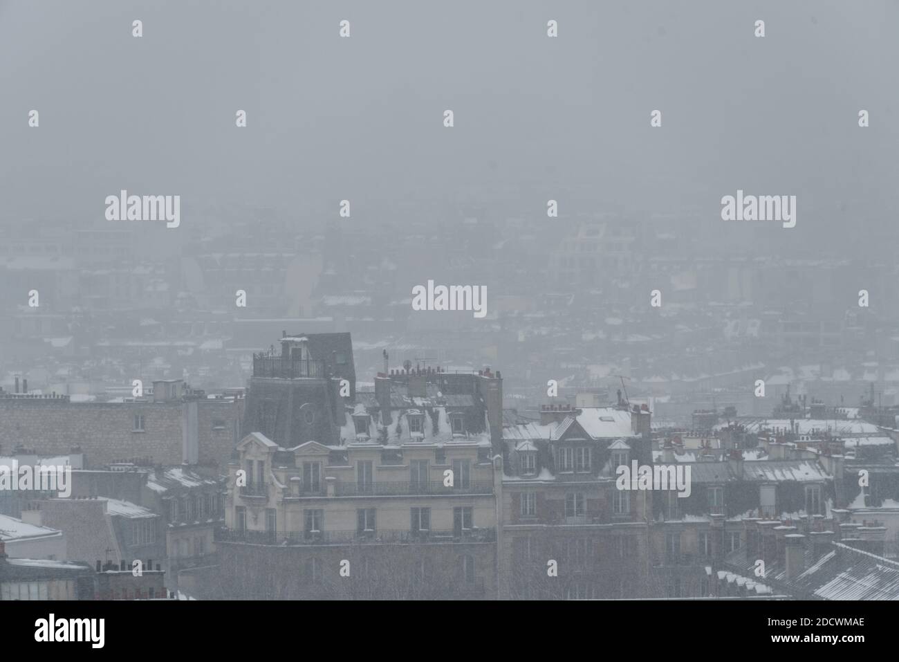 Blick auf Paris unter dem Schnee von der Spitze des Hügels Montmartre. Wegen einer kalten Welle, die Europa betrifft, traf starker Schneefall Paris am späten Morgen, wie hier auf dem Hügel Montmartre von Paris. Paris, Frankreich, 9. Februar 2018. Foto von Samuel Boivin / ABACAPRESS.COM Stockfoto