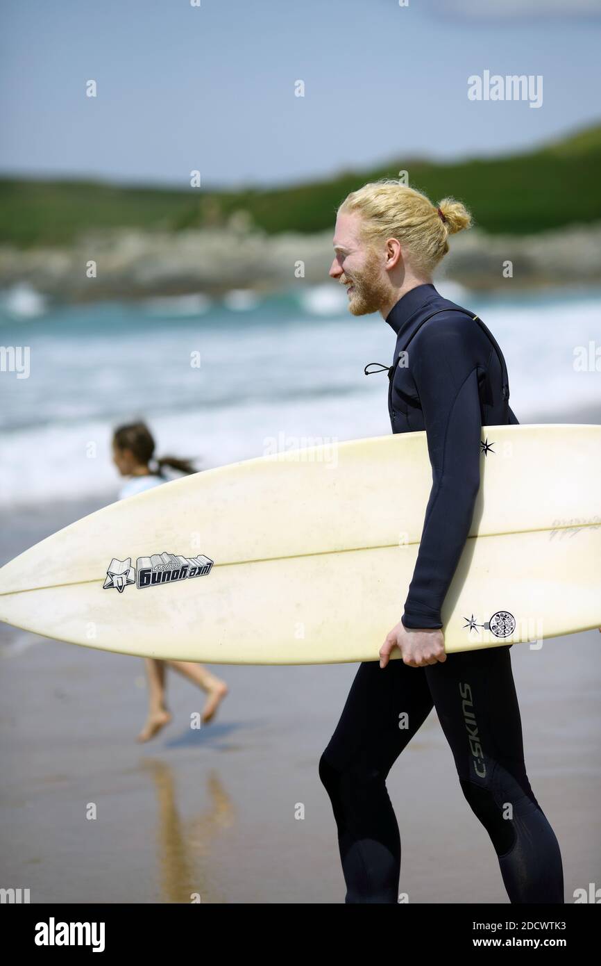 Male Surfer am Fistral Beach in Newquay, Cornwall, England Stockfoto