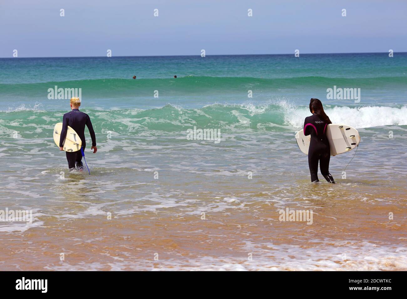 GROSSBRITANNIEN /Cornwall/ Newquay / Surfer-Paar am Fistral Beach Stockfoto