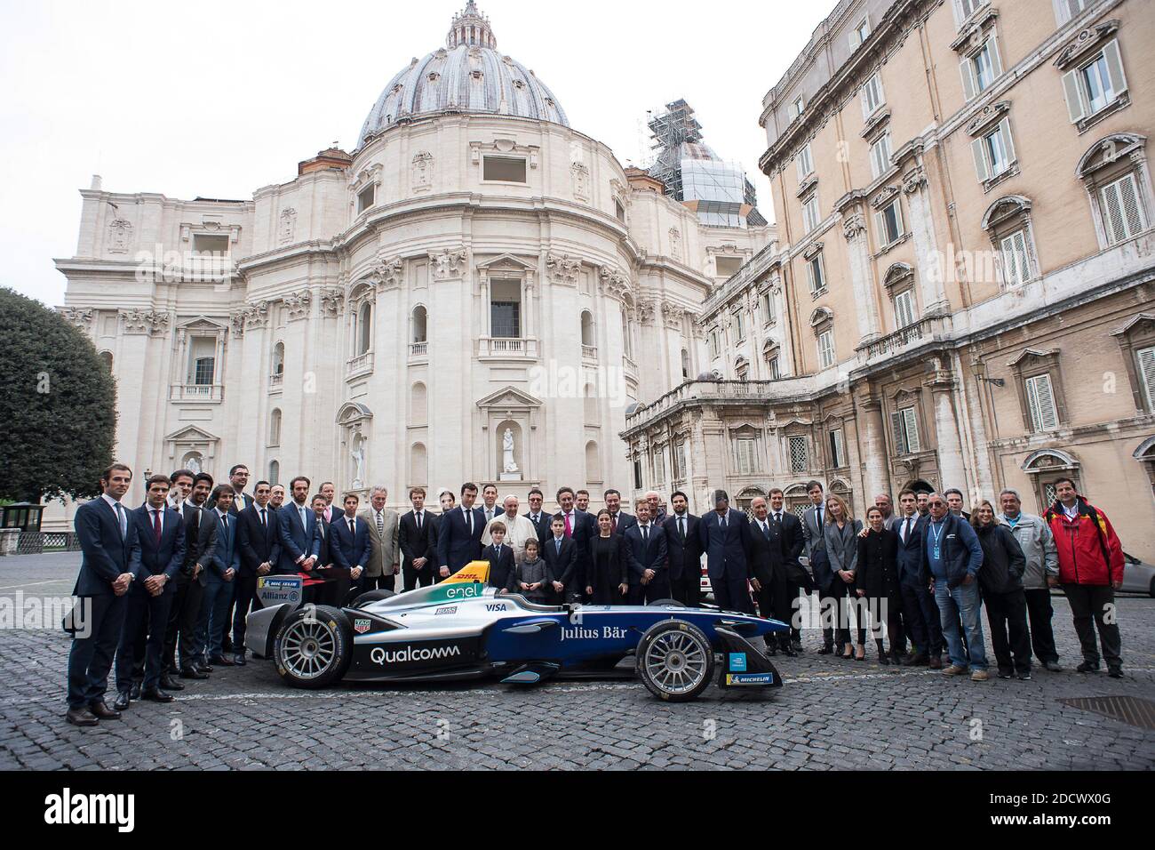 Papst Franziskus begrüßte die Fahrer der ABB FIA Formula E Meisterschaft in seinem Wohnsitz in Santa Marta, Vatikan am 11. April 2018 vor dem ersten E-Prix der Serie auf den Straßen von Rom am 14. April. Neben dem Formel E-Gründer und CEO Alejandro Agag erhielten die Fahrer, Teamvertreter und der offizielle Meisterschaftswagen einen privaten Segen, bevor sie das päpstliche Publikum besuchten. Mehr als die Hälfte des Startauftritts und ein vollelektrisches Formel-E-Auto machten die kurze Reise nach Vatikanstadt, bevor Mercedes EQ das von der italienischen Hauptstadt präsentierte Rennen zum CBMM Niobium Rome E-Prix annahm Stockfoto