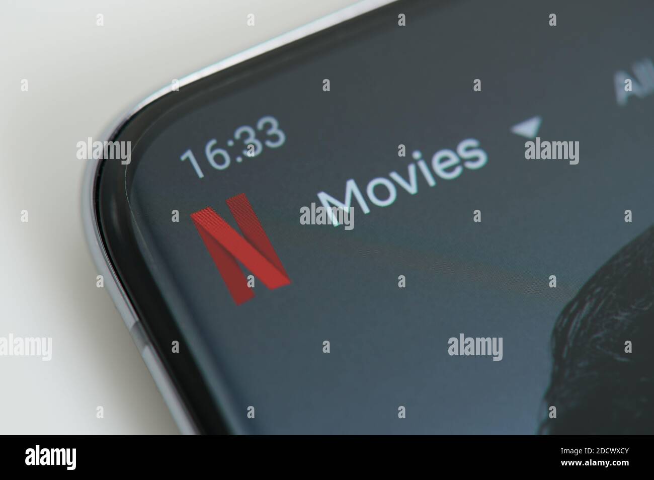 New york, USA - 23. November 2020: Filme auf netflix serivce Uhr auf Smartphone-Bildschirm clsoe up view Stockfoto