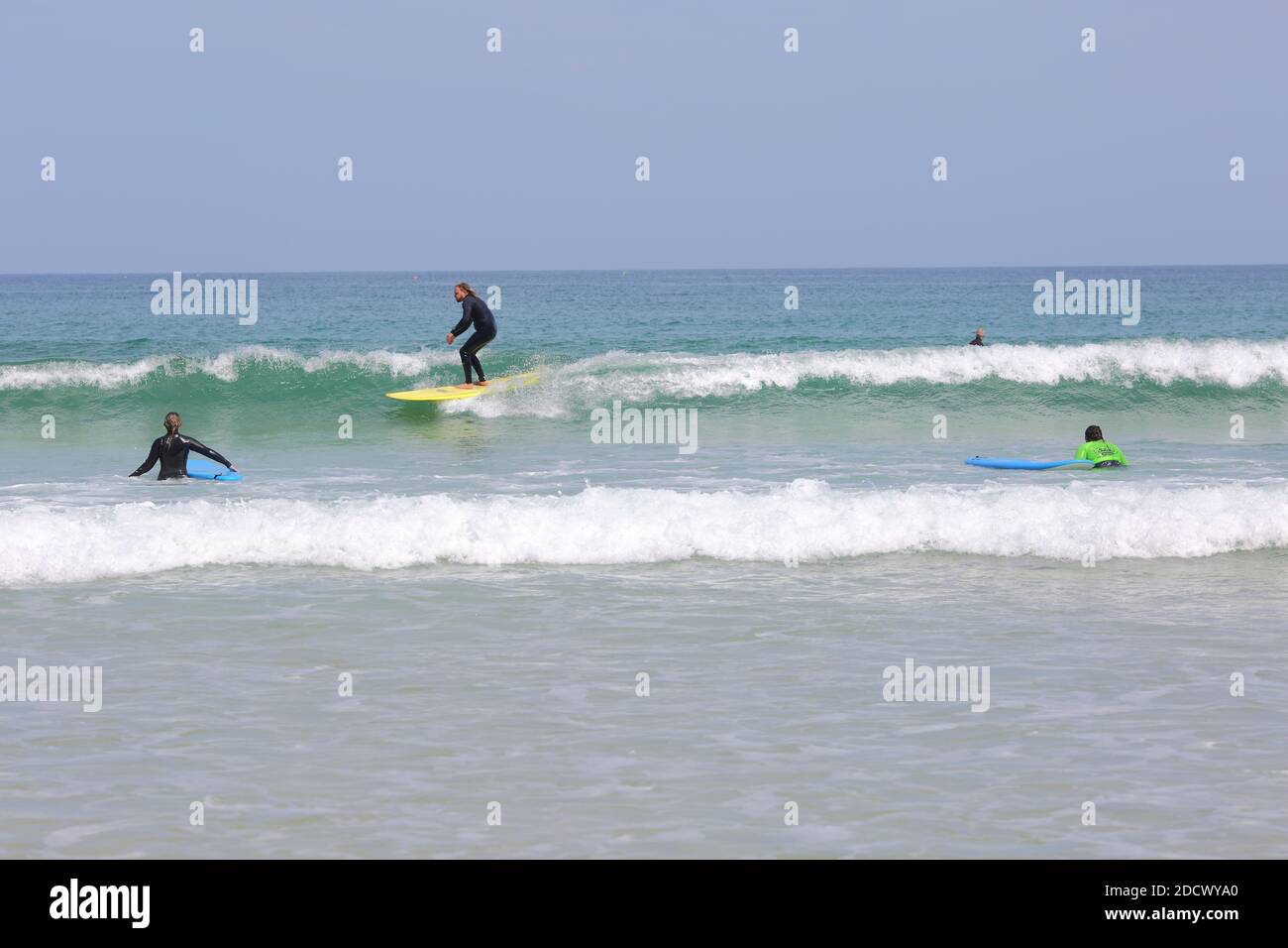 Surfer surfen am Great Western Beach in Newquay, Cornwall, England Stockfoto