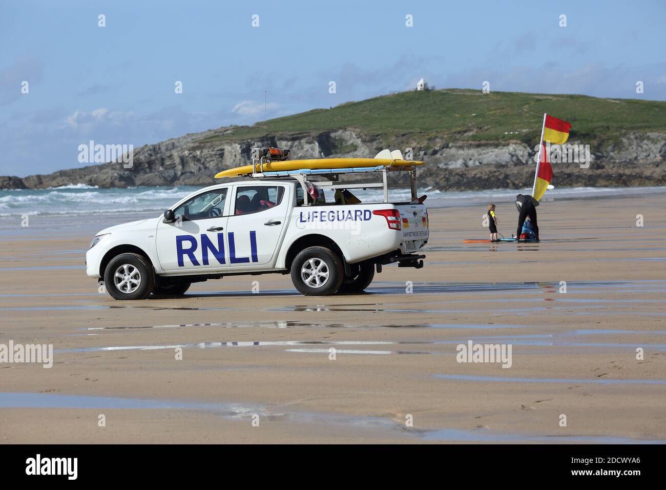 GROSSBRITANNIEN /Cornwall/ Newquay / Rettungsschwimmer am Fistral Beach .Gelbe und rote Flagge von Rettungsschwimmern, um den sicheren Teil des fistral Beach zu markieren. Stockfoto