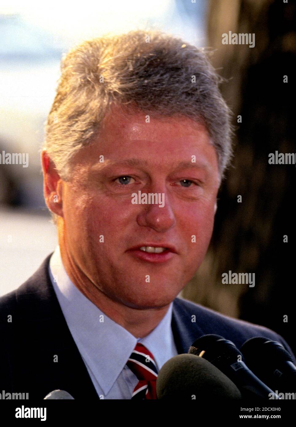 Gouverneur Bill Clinton (Demokrat von Arkansas), links, der mutmaßliche Kandidat für die Nominierung der Demokratischen Partei 1992 für den Präsidenten der Vereinigten Staaten, spricht mit der Presse, nachdem er am 18. Juni 1992 im Blair House in Washington, DC, Präsident Boris Jelzin der Russischen Föderation, treffen konnte.Quelle: Howard L. Sachs / CNP/ABACAPRESS.COM Stockfoto