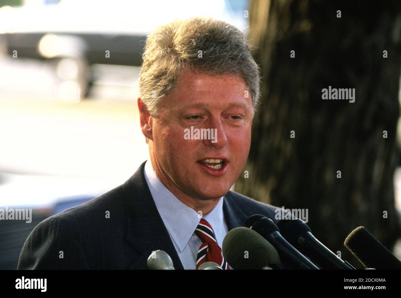 Gouverneur Bill Clinton (Demokrat von Arkansas), links, der mutmaßliche Kandidat für die Nominierung der Demokratischen Partei 1992 für den Präsidenten der Vereinigten Staaten, spricht mit der Presse, nachdem er am 18. Juni 1992 im Blair House in Washington, DC, Präsident Boris Jelzin der Russischen Föderation, treffen konnte.Quelle: Howard L. Sachs / CNP/ABACAPRESS.COM Stockfoto