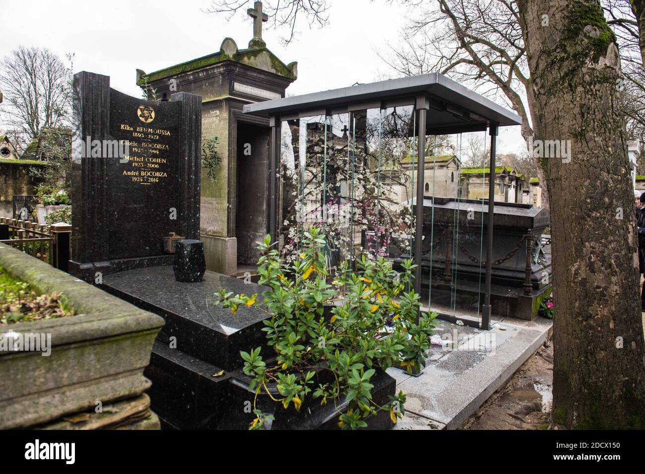 Ein Bild vom 10. Januar 2018 zeigt das Familiengrubber des verstorbenen französischen Sängers Michel Berger, wo der verstorbene Sänger France Gall am 12. Januar auf dem Friedhof Montmartre in Paris beigesetzt werden soll. Foto von Eliot Blondt/ABACAPRESS.COM Stockfoto