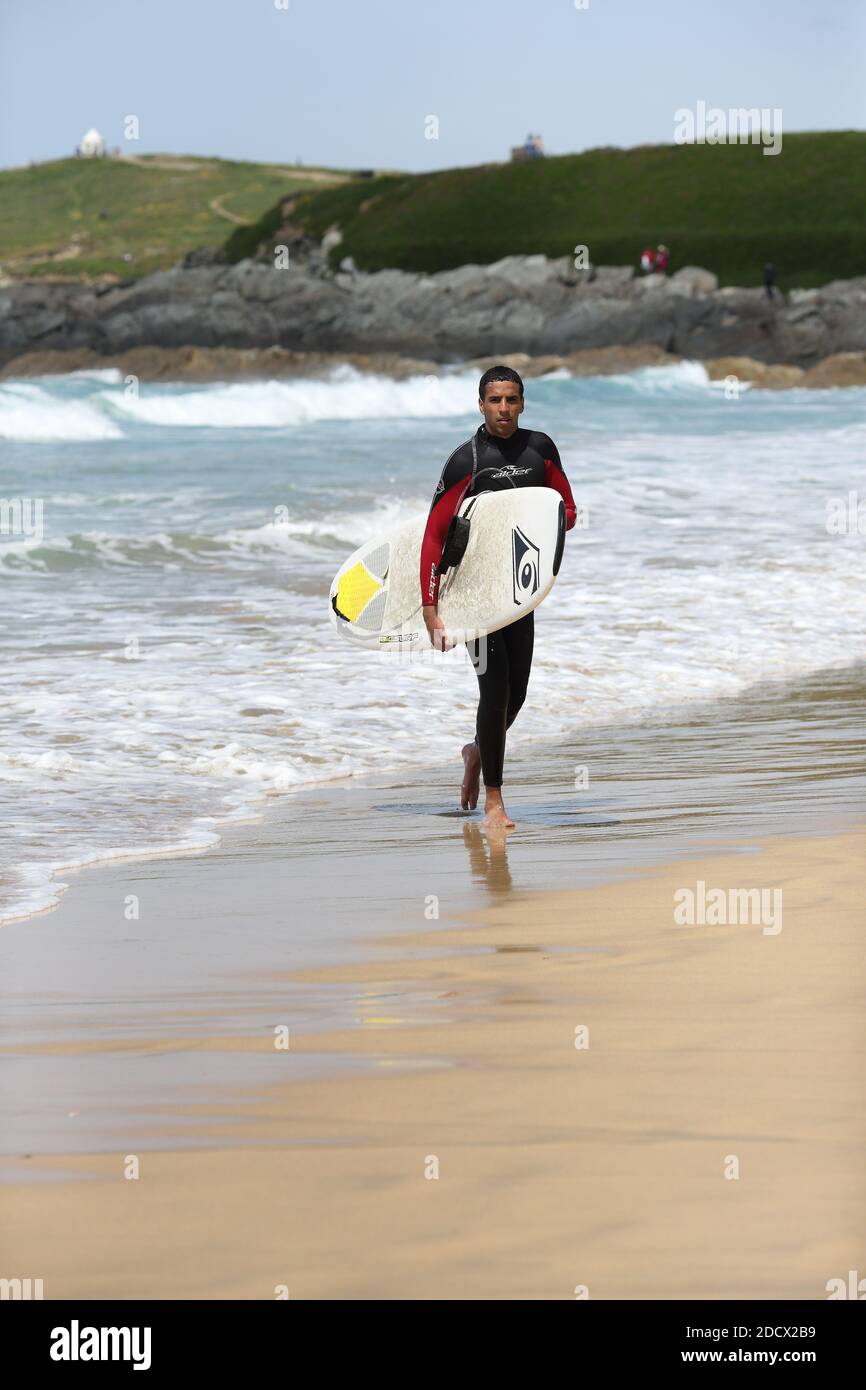 Männlicher Surfer am Fistral Beach in Newquay, Cornwall, England Stockfoto