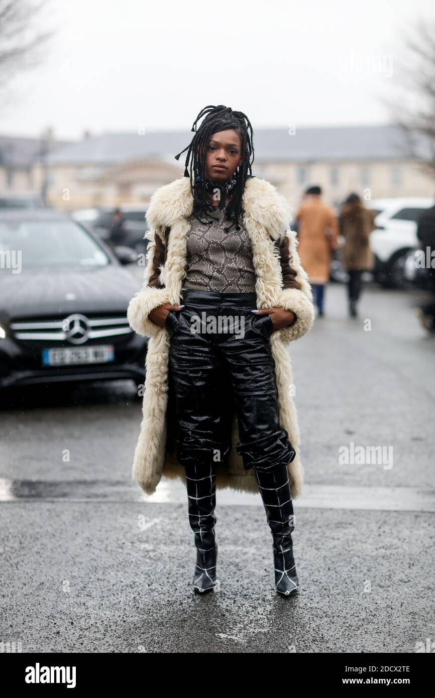 Street style, Selah Marley Ankunft in Loewe Herbst-Winter 2018-2019 Show in der UNESCO, in Paris, Frankreich, am 2. März 2018 statt. Foto von Marie-Paola Bertrand-Hillion/ABACAPRESS.COM Stockfoto