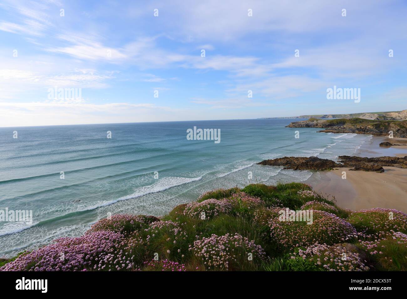 Klippe mit Meer rosa mit Blick auf die Südwestküste Pfad, Watergate Bay. Newquay, Cornwall, England, Großbritannien. Stockfoto