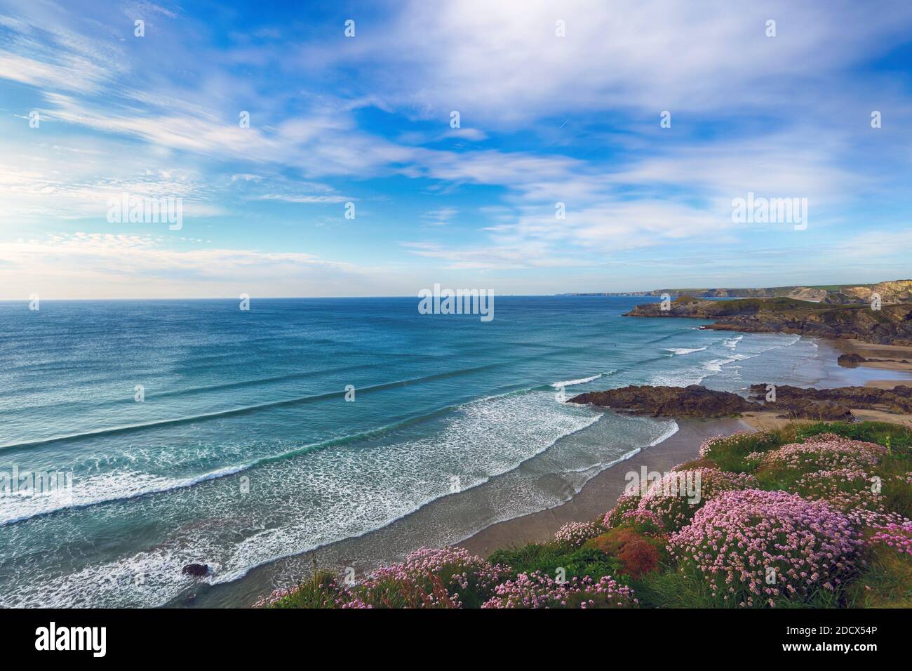 Klippe mit Meer rosa mit Blick auf die Südwestküste Pfad, Watergate Bay. Newquay, Cornwall, England, Großbritannien. Stockfoto