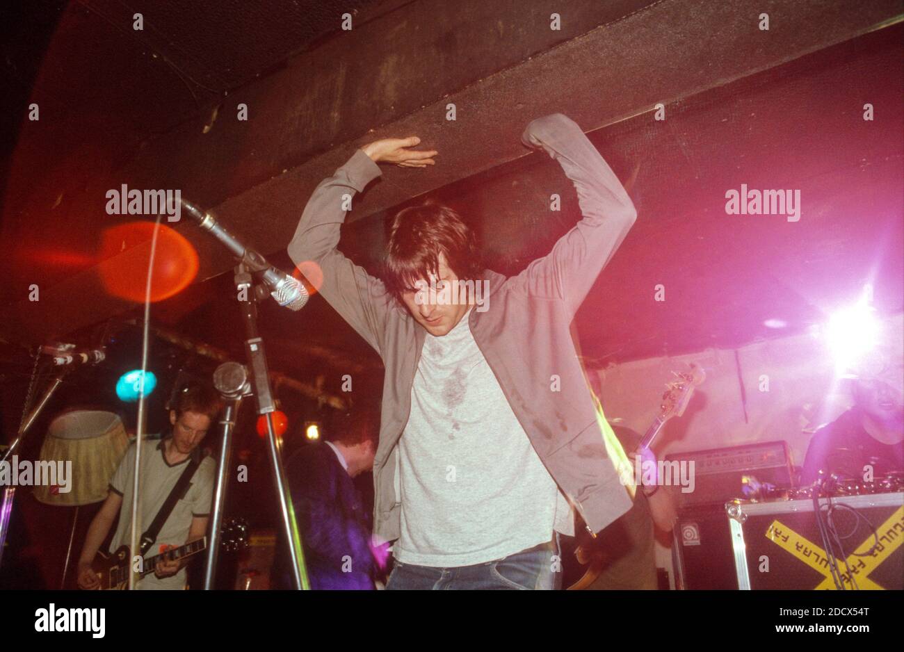 The Regular Fries tritt am 3. August 2000 in King tut’s Wah Wah Hut in Glasgow auf. Stockfoto