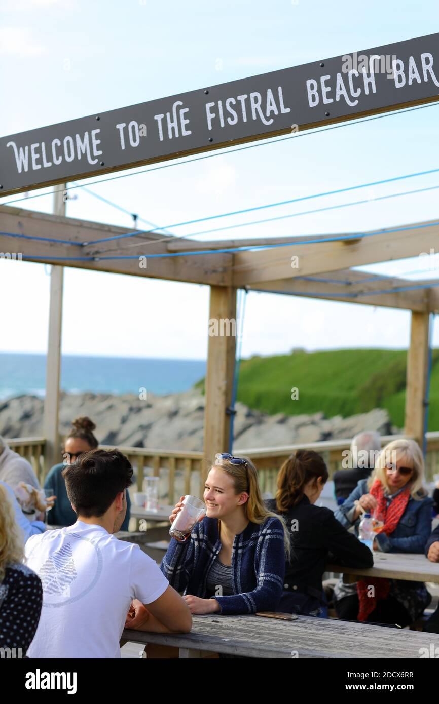 GROSSBRITANNIEN /Cornwall/ Newquay / Junges Paar, das in der Fistral Beach Bar trinkt. Stockfoto