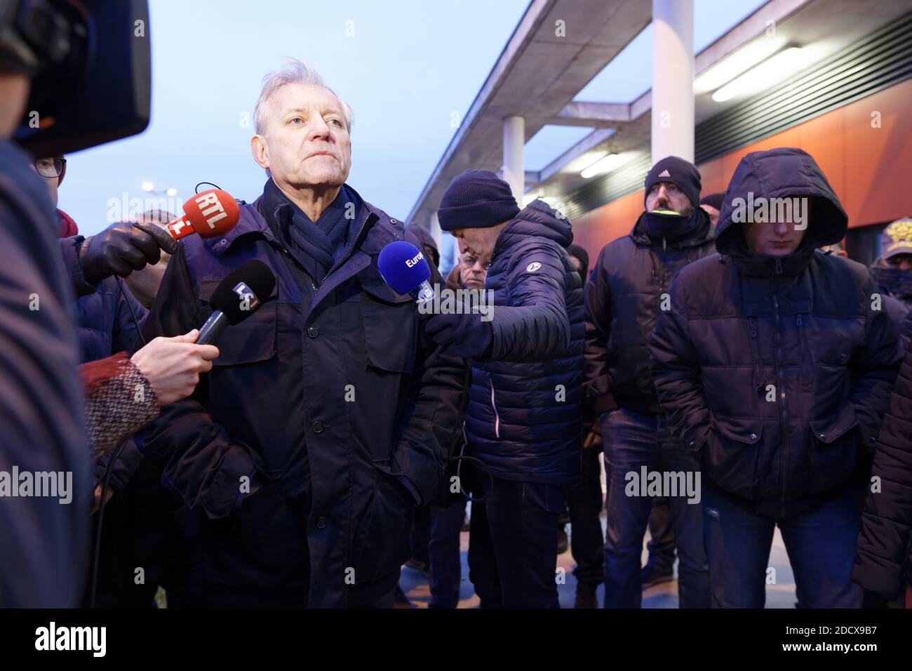 Der Gefängnisdirektor Richard Bauer kündigt seinen Rücktritt an, da die Gefängniswärter am 15. Januar 2018 den Zugang zum Gefängnis Vendin-le-Vieil im Norden Frankreichs blockieren. Die ersten Operationen der "totalen Blockade" von Gefängnissen begannen am 15. Januar im Morgengrauen auf Aufruf von Gewerkschaften und Aufsehern, die mehr Sicherheit forderten, nachdem drei Gefängniswärter bei einem Klingenangriff eines deutschen Al-Qaida-Kämper im Gefängnis Vendin-le-Vieil verletzt wurden. Foto von Sylvain Lefevre/ABACAPRESS.COM Stockfoto