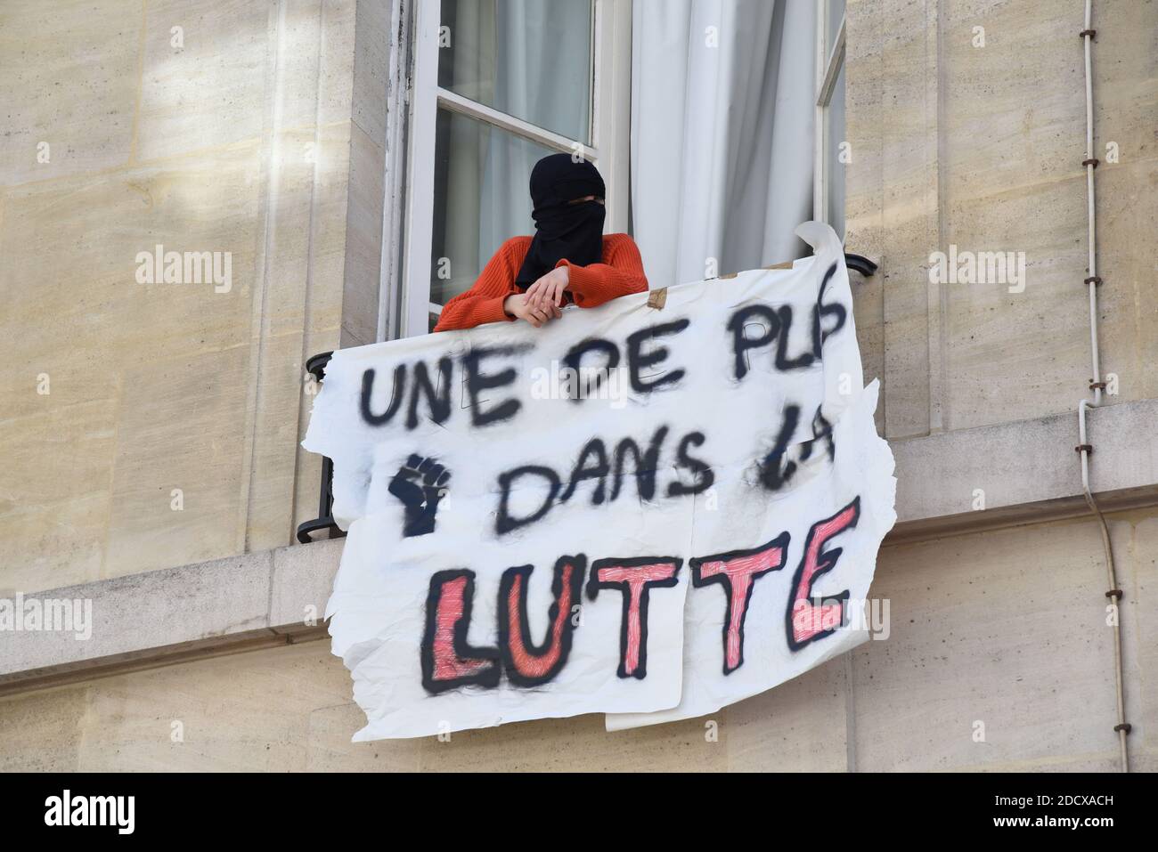 Am 18. April 2018 werden Banner hochgehalten, während Studenten den Zugang zur Science Po University in Paris blockieren, um gegen ein Projekt der Auswahl für die Zulassung an französischen Universitäten zu protestieren. Die wachsende Studentenproteste-Bewegung hat Macrons Regierung irritieren lassen, die sich auch mit Streiks von Eisenbahnmitarbeitern in der ersten großen Prüfung seiner unternehmerfreundlichen Entschlossenheit, die französische Wirtschaft neu zu gestalten und die Arbeitsregeln im staatlichen Sektor zu lockern, auseinandersetzt. Foto von Alain Apaydin/ABACAPRESS.COM Stockfoto