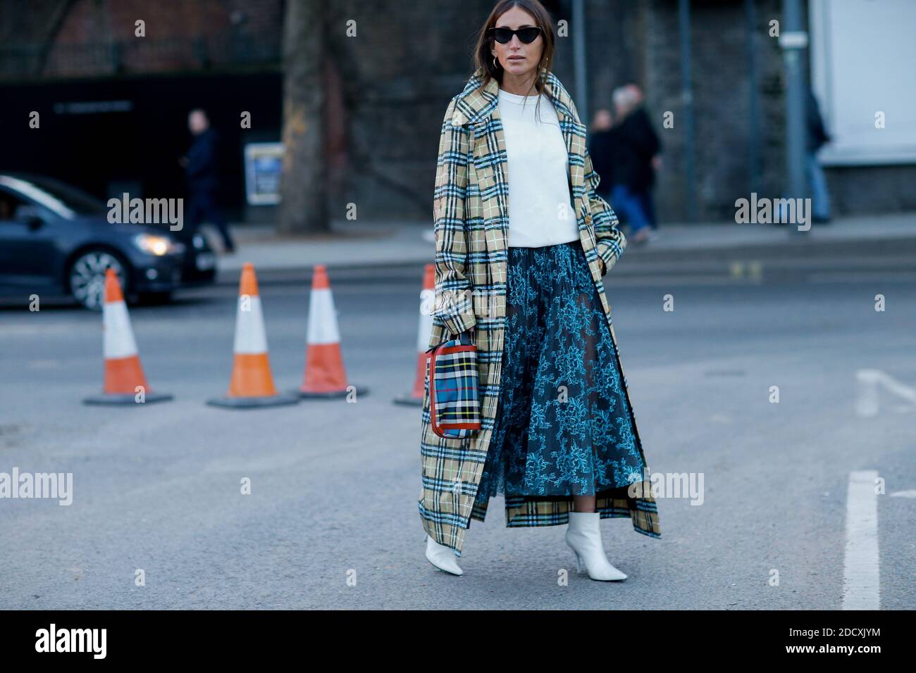 Street style, Loulou de Saison Ankunft in Burberry Herbst-Winter 2018-2019 Show in Dimco Buildings, in London, England, am 17. Februar 2018 statt. Foto von Marie-Paola Bertrand-Hillion/ABACAPRESS.COM Stockfoto