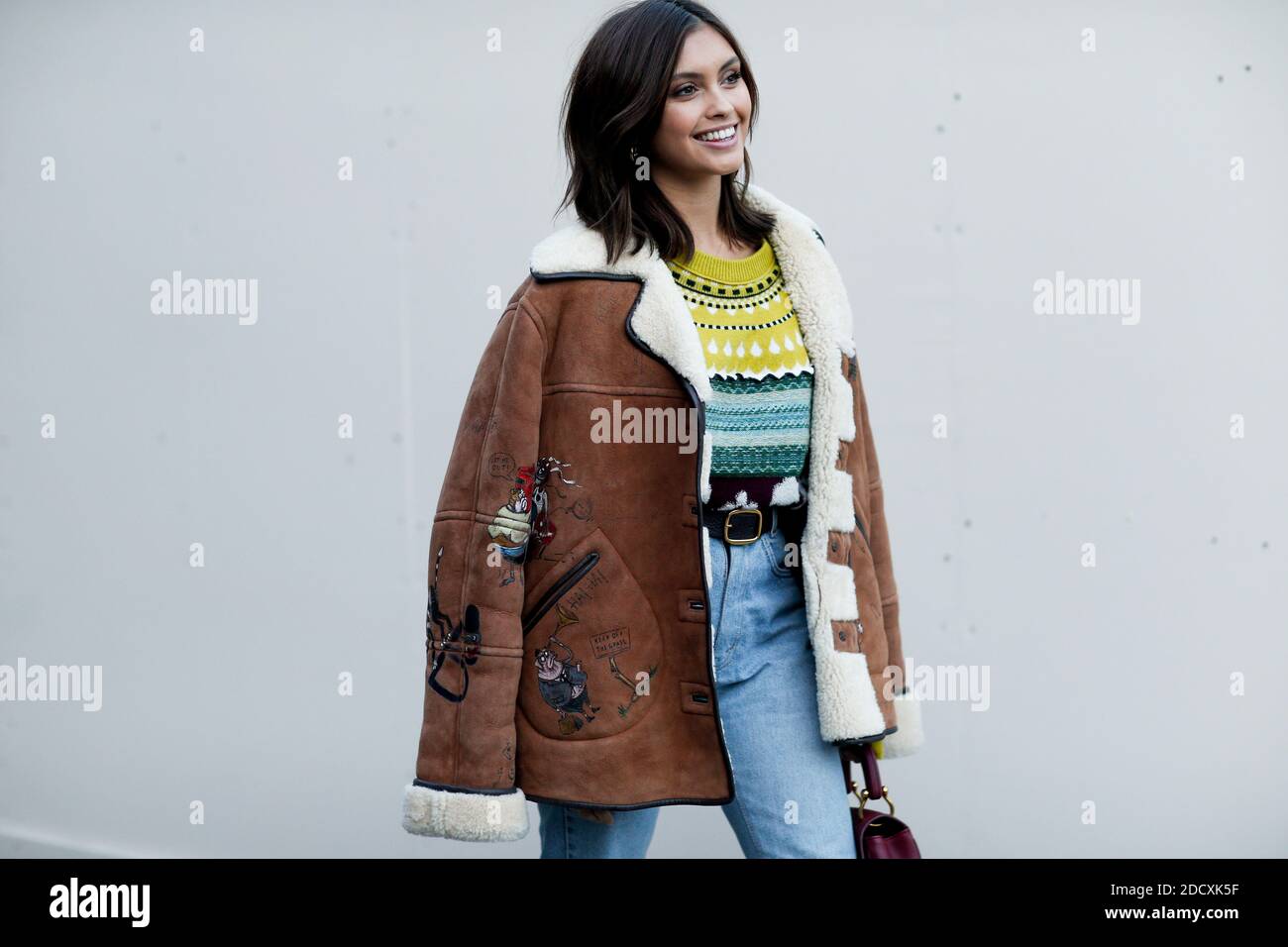 Street Style, Sarah Ellen Ankunft in Burberry Herbst-Winter 2018-2019 Show in Dimco Gebäuden, in London, England, am 17. Februar 2018 statt. Foto von Marie-Paola Bertrand-Hillion/ABACAPRESS.COM Stockfoto