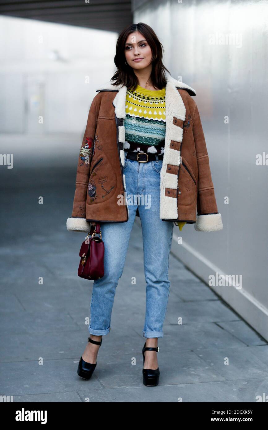 Street Style, Sarah Ellen Ankunft in Burberry Herbst-Winter 2018-2019 Show in Dimco Gebäuden, in London, England, am 17. Februar 2018 statt. Foto von Marie-Paola Bertrand-Hillion/ABACAPRESS.COM Stockfoto