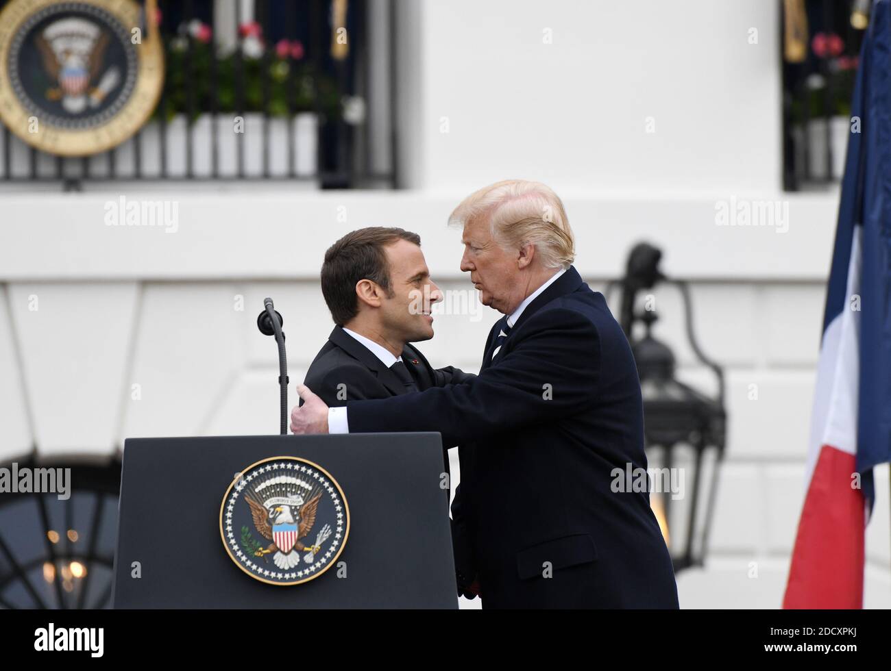 Der französische Präsident Emmanuel Macron umarmt sich mit US-Präsident Donald Trump, nachdem er am 24. April 2018 bei einer Staatsbegrüssung im Weißen Haus in Washington, DC, gesprochen hat.Foto: Olivier Douliery/Abaca Press Stockfoto