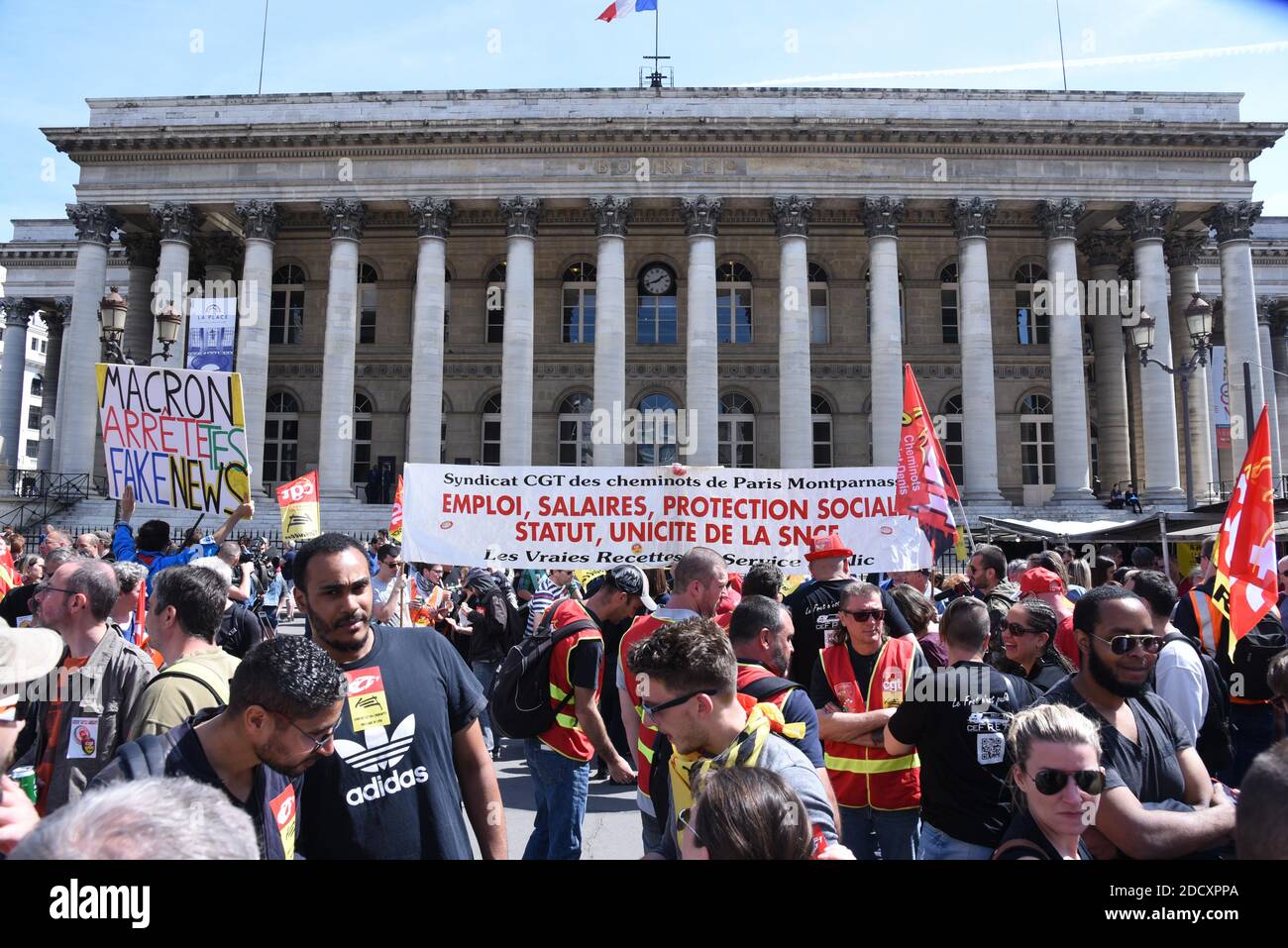 Während einer fünften Streikrunde am 24. April 2018 in Paris haben die Demonstranten bei einer Kundgebung gegen die Pläne der französischen Regierung, den staatlichen Eisenbahnbetreiber SNCF zu überholen, brennende Flairs gehalten. Die Zahl der Streikenden auf der französischen Eisenbahn sank auf den niedrigsten Stand seit Beginn einer Stoppagewelle zu Beginn des Monats, teilte das Unternehmen am 23. April 2018 mit. Als die fünfte Auslaufrunde den Bahnverkehr störte, teilte die staatliche SNCF mit, dass 17,45 Prozent der Beschäftigten daran teilnahmen, etwa die Hälfte des Niveaus wie am ersten Tag am 3. April, als es 33.9 Prozent waren. Foto von Alain Apaydin/ABACAPRESS.COM Stockfoto