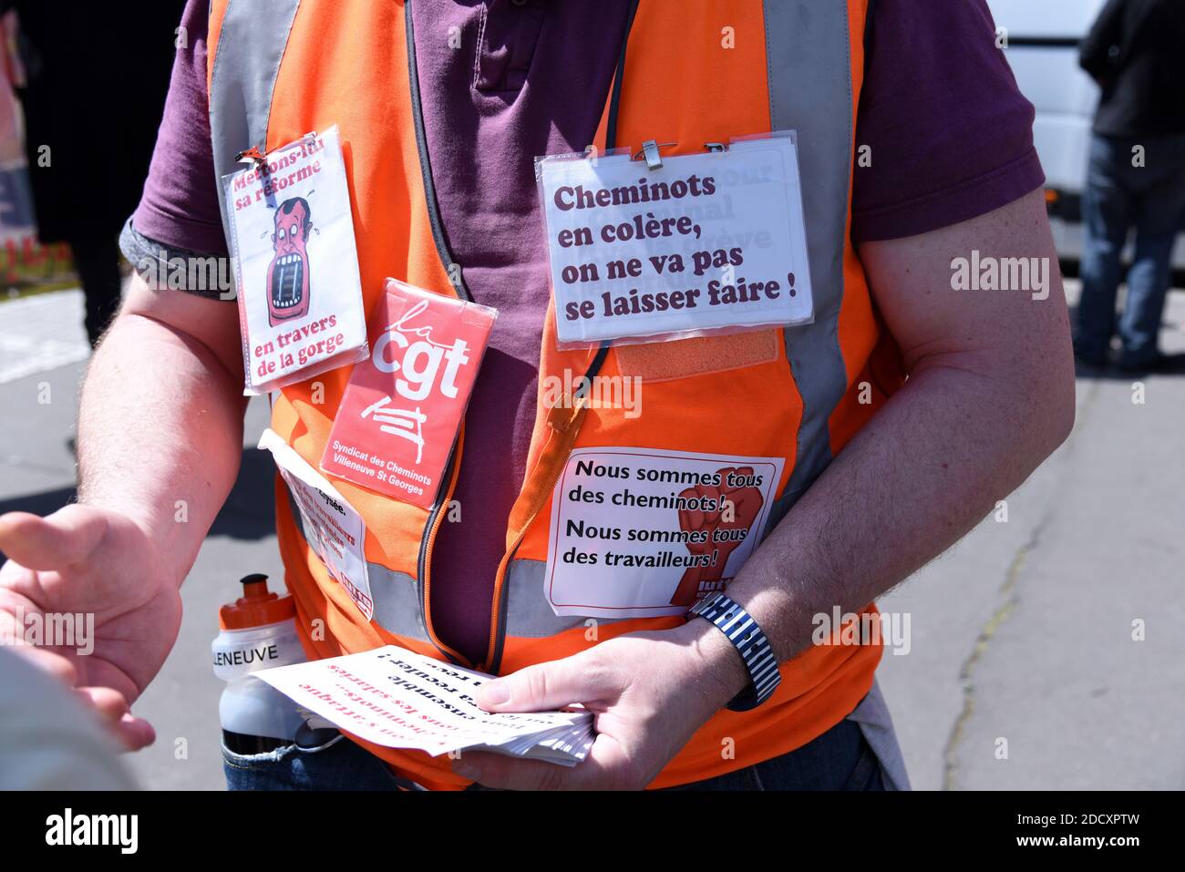 Während einer fünften Streikrunde am 24. April 2018 in Paris haben die Demonstranten bei einer Kundgebung gegen die Pläne der französischen Regierung, den staatlichen Eisenbahnbetreiber SNCF zu überholen, brennende Flairs gehalten. Die Zahl der Streikenden auf der französischen Eisenbahn sank auf den niedrigsten Stand seit Beginn einer Stoppagewelle zu Beginn des Monats, teilte das Unternehmen am 23. April 2018 mit. Als die fünfte Auslaufrunde den Bahnverkehr störte, teilte die staatliche SNCF mit, dass 17,45 Prozent der Beschäftigten daran teilnahmen, etwa die Hälfte des Niveaus wie am ersten Tag am 3. April, als es 33.9 Prozent waren. Foto von Alain Apaydin/ABACAPRESS.COM Stockfoto