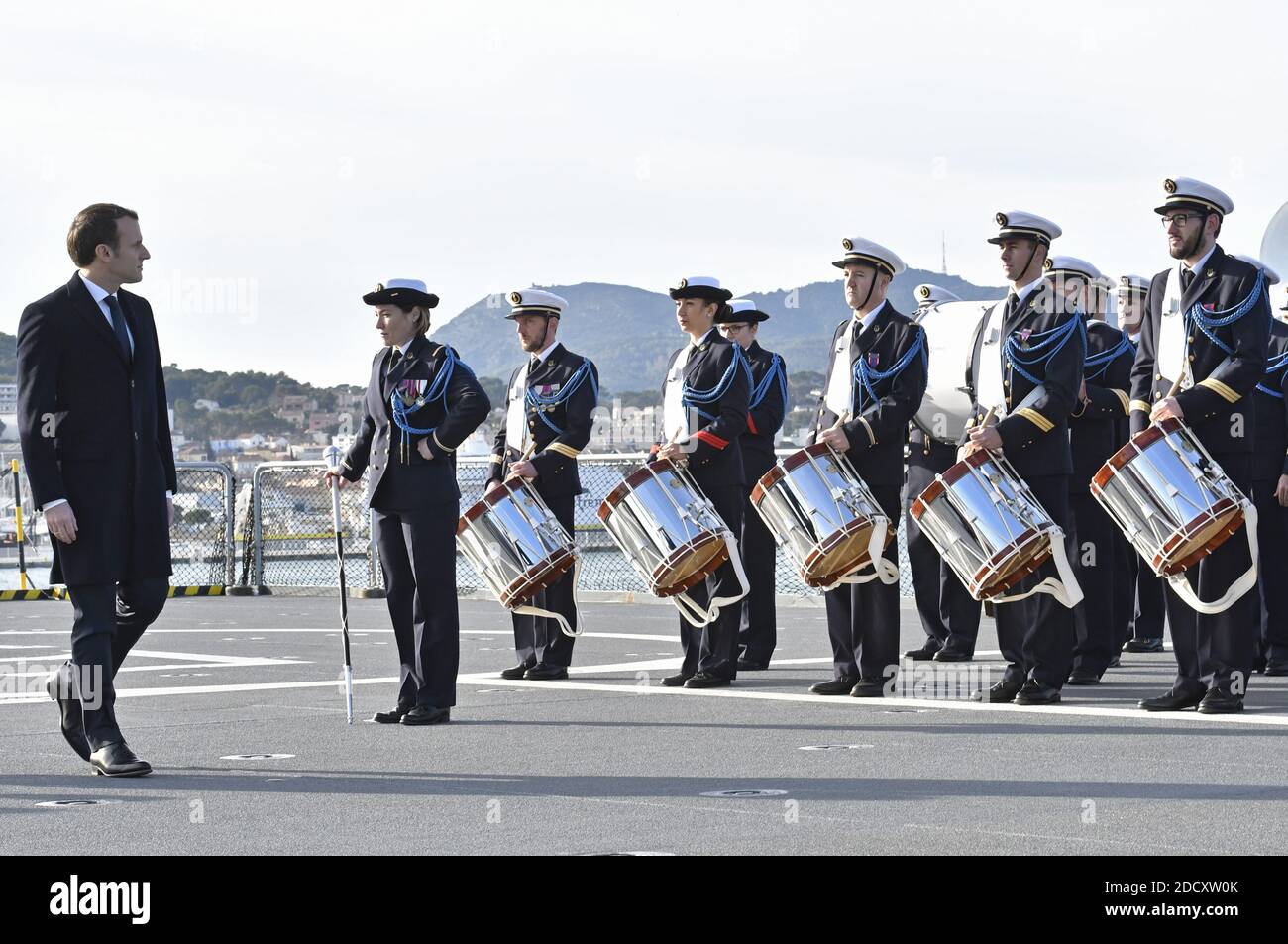 Der französische Präsident Emmanuel Macron überprüft das Personal der französischen Marine, als er an Bord des französischen Mistral Class Sturmschiffs und Hubschrauberträgers "Mixmude" ankommt, um an einer Zeremonie teilzunehmen, um den Streitkräften am 19. Januar 2018 auf dem Marinestützpunkt Toulon in Toulon, Südfrankreich, seine Wünsche zu übermitteln. Foto von Pascal Rondeau/ABACAPRESS.COM Stockfoto