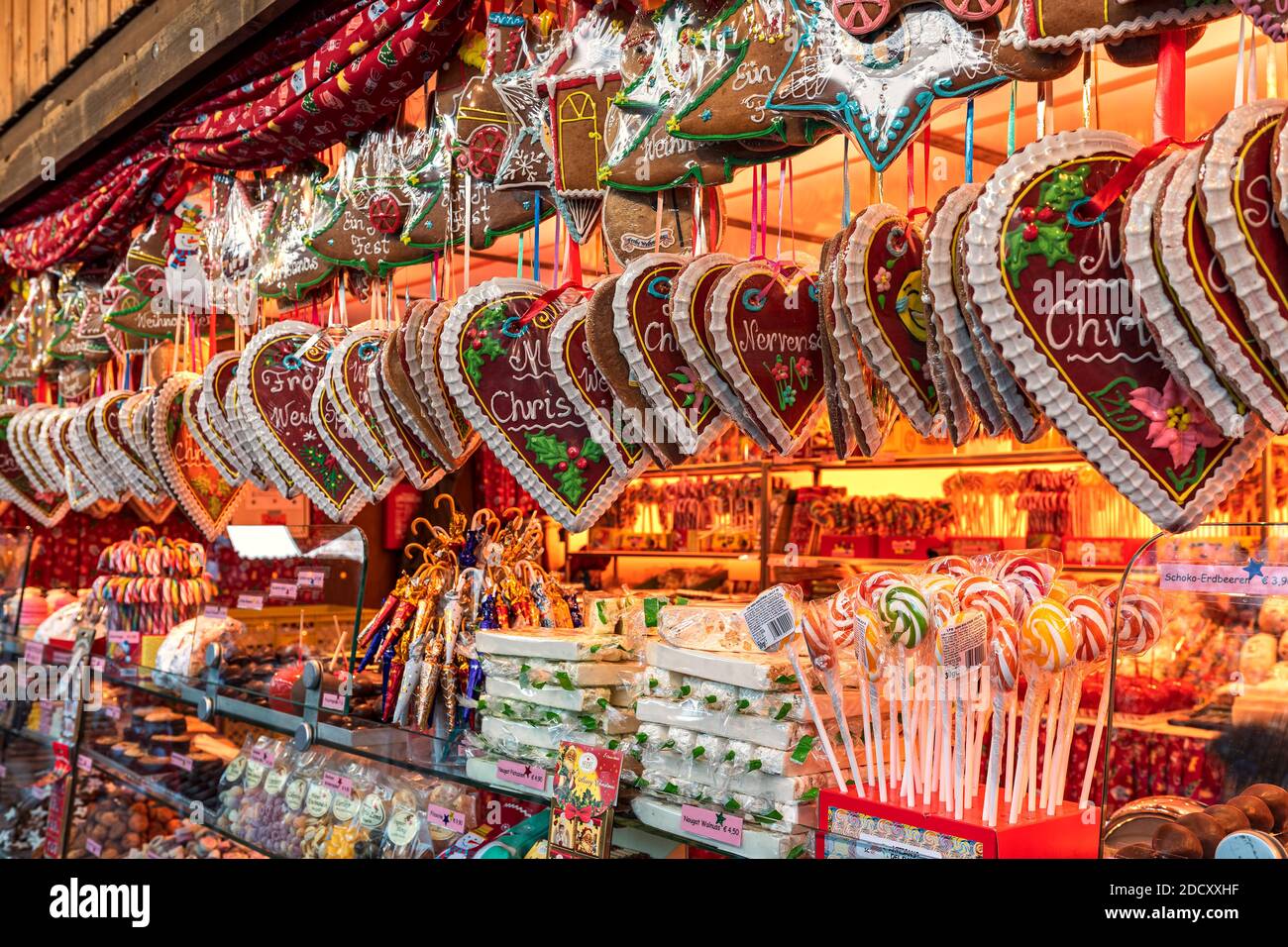 Herzförmige traditionelle Lebkuchenkekse zum Verkauf auf dem berühmten Weihnachtsmarkt in Wien, Österreich. Stockfoto