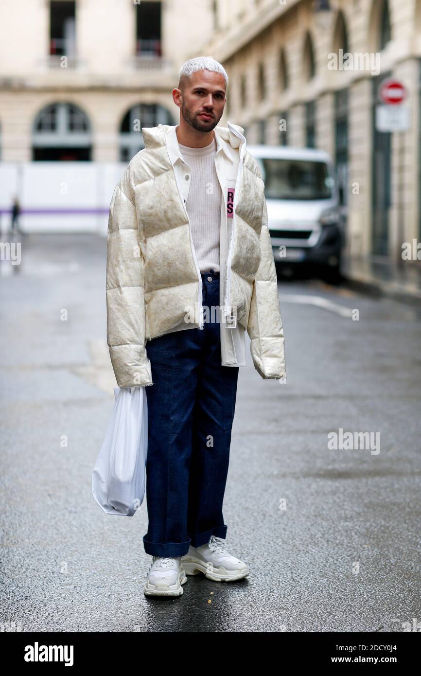 Street style, blogger JS Roques (Jaimetoutcheztoi) Ankunft in Akne Herbst-Winter 2018-2019 Menswear Show in der Rue de Gramont, in Paris, Frankreich, am 19. Januar 2018 statt. Foto von Marie-Paola Bertrand-Hillion/ABACAPRESS.COM Stockfoto