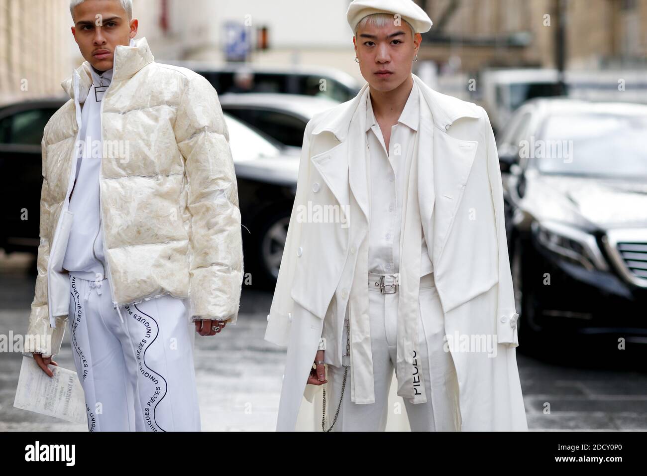 Street Style, Pierre Constand und Edmond Luu kommen in Ann Demeulemeester Herbst-Winter 2018-2019 Menswear Show, die am 19. Januar 2018 in der Universite Descartes in Paris, Frankreich, stattfand. Foto von Marie-Paola Bertrand-Hillion/ABACAPRESS.COM Stockfoto