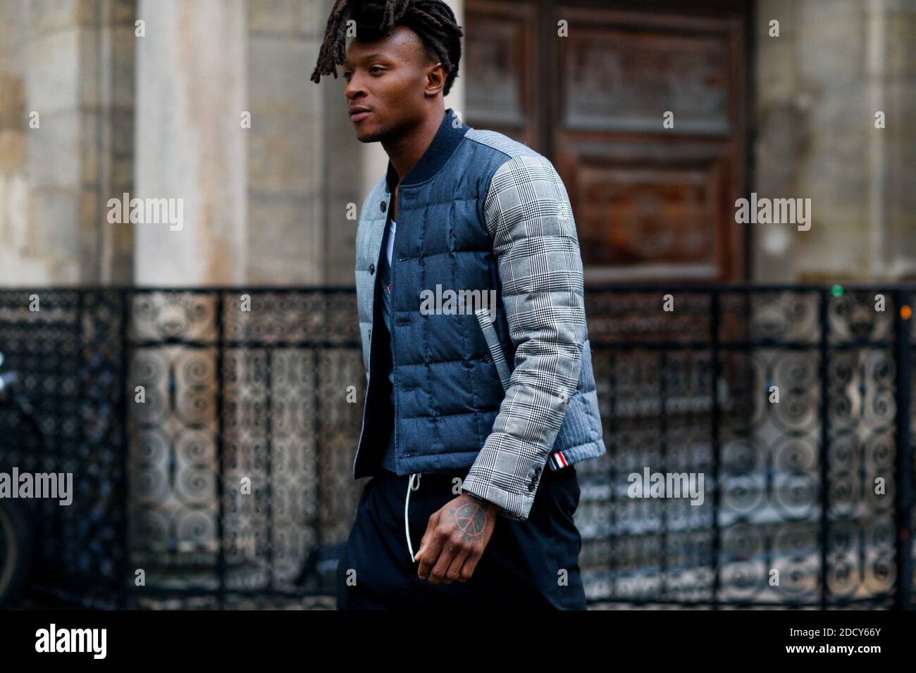 Street style, DeAndre Hopkins Ankunft in Thom Browne Herbst-Winter 2018-2019 Menswear Show in Beaux Arts, in Paris, Frankreich, am 20. Januar 2018 statt. Foto von Marie-Paola Bertrand-Hillion/ABACAPRESS.COM Stockfoto