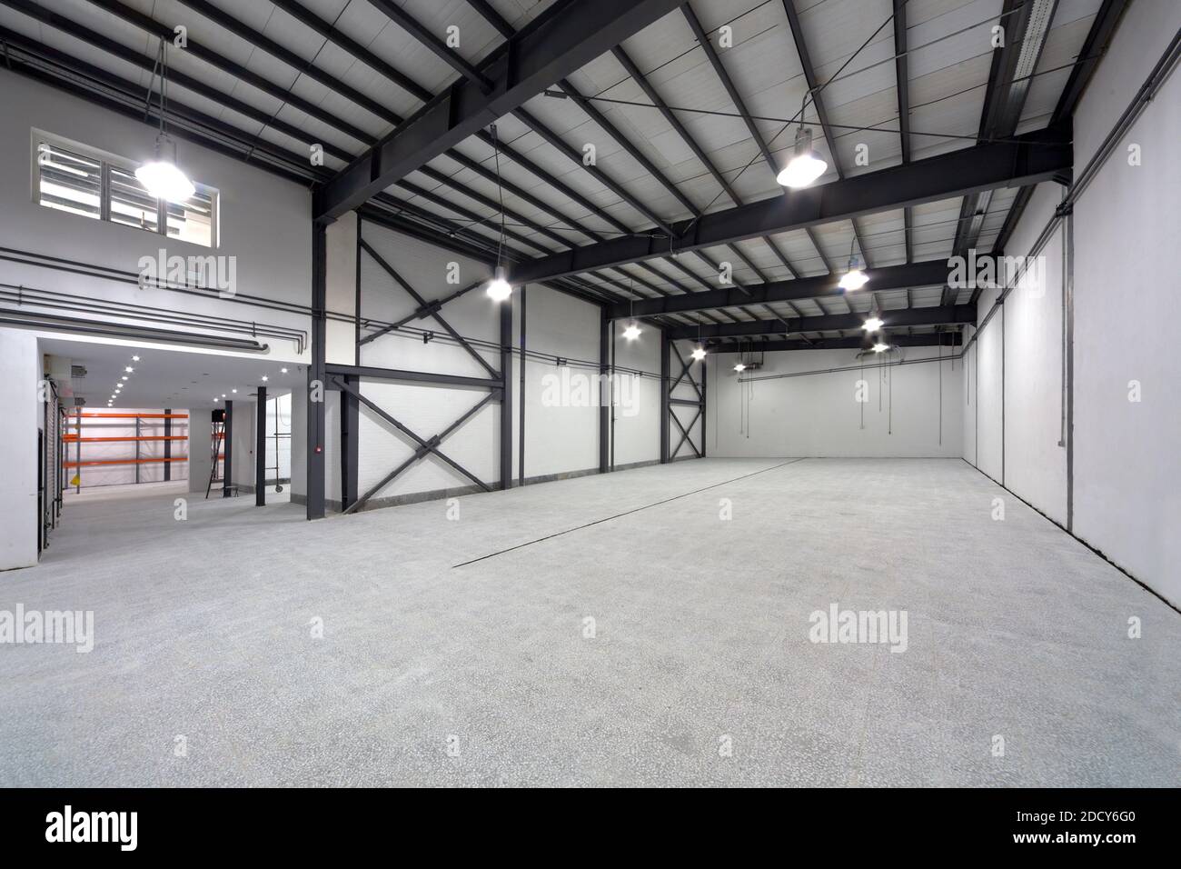 Leerer Hangar zur Lagerung von Anlagen Stockfoto