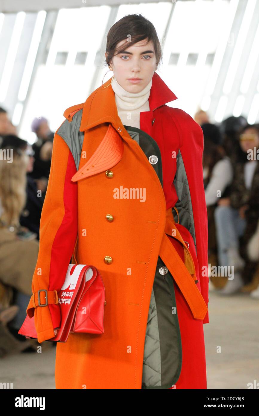 Ein Model läuft während der Sacai Show im Rahmen der Paris Fashion Week Womenswear Herbst/Winter 2018/2019 am 2018. März in Paris, Frankreich, auf der Piste. Foto von Gil Gonzalez/ABACAPRESS.COM Stockfoto