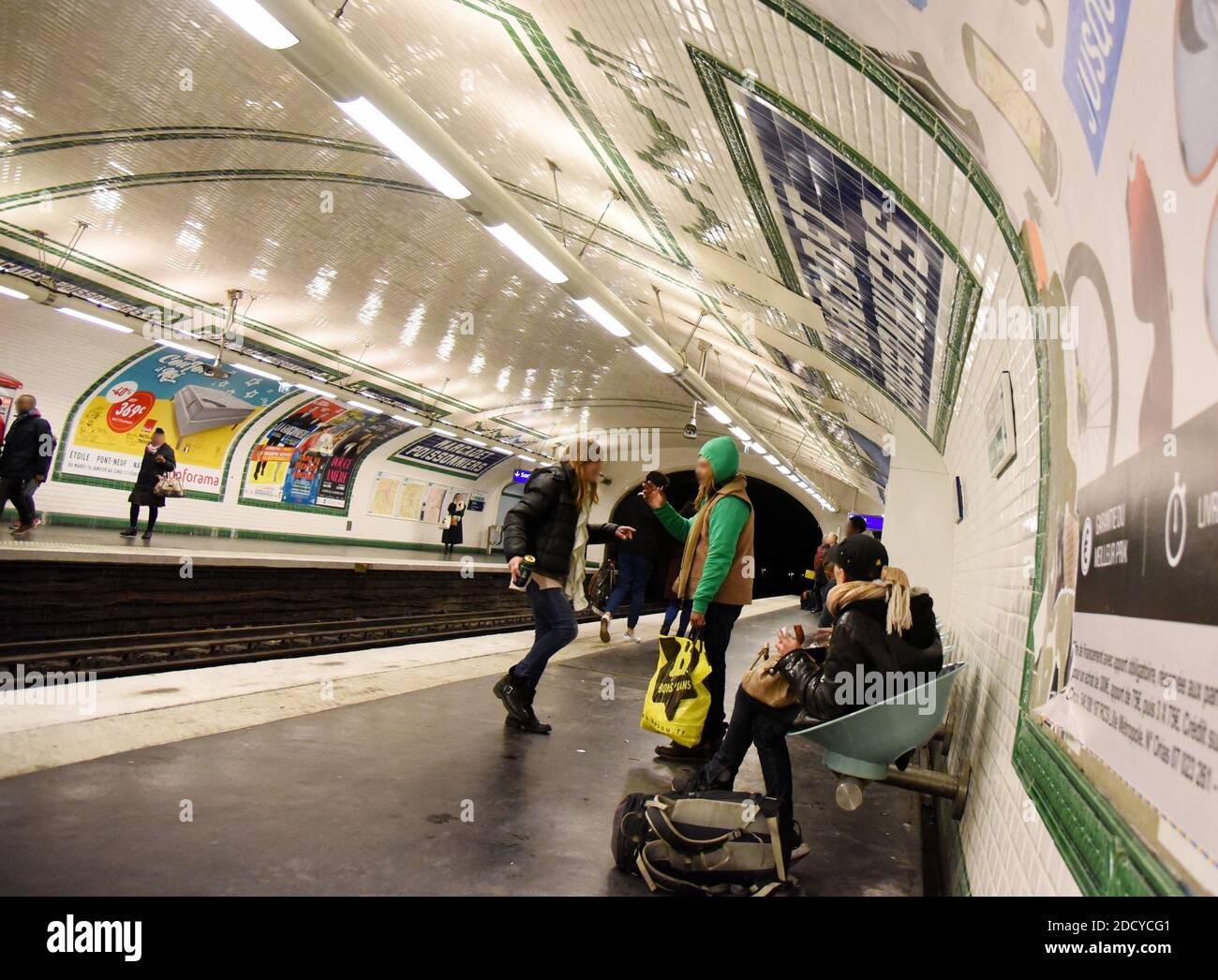 Das Phänomen der Riss Raucher in der Pariser Metro, die manchmal treibt Zugfahrer nicht am Bahnhof zu stoppen und beunruhigt Benutzer. Pariser Metrofahrer prangern die Unsicherheit in einigen Stationen an, insbesondere aufgrund der Anwesenheit von Crack-Rauchern und Drogenhändlern. 'Die U-Bahn-Zombies', wie Le Parisien es vor ein paar Tagen nannte. Die Tageszeitung zeigt Szenen von Junkies, die ihre Risspfeife am Kai unter den staunenden und verängstigten Augen des Gebrauchs zünden. Januar 20, 2018. Foto von Alain Apaydin/ABACAPRESS.COM Stockfoto