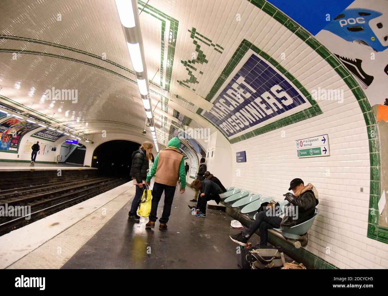 Das Phänomen der Riss Raucher in der Pariser Metro, die manchmal treibt Zugfahrer nicht am Bahnhof zu stoppen und beunruhigt Benutzer. Pariser Metrofahrer prangern die Unsicherheit in einigen Stationen an, insbesondere aufgrund der Anwesenheit von Crack-Rauchern und Drogenhändlern. 'Die U-Bahn-Zombies', wie Le Parisien es vor ein paar Tagen nannte. Die Tageszeitung zeigt Szenen von Junkies, die ihre Risspfeife am Kai unter den staunenden und verängstigten Augen des Gebrauchs zünden. Januar 20, 2018. Foto von Alain Apaydin/ABACAPRESS.COM Stockfoto