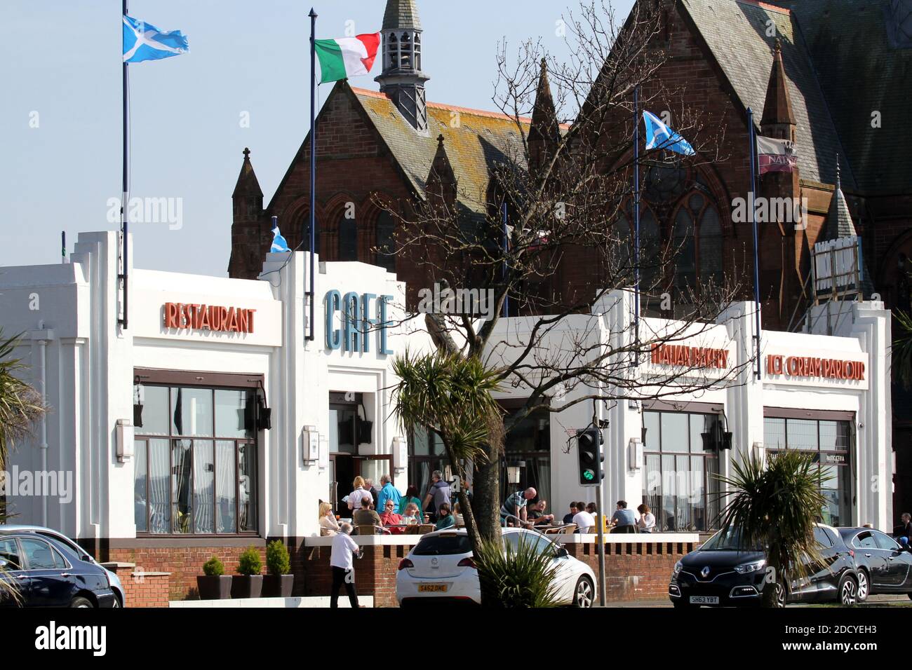 Nardini's, Largs, North Ayrshire, Schottland, Großbritannien. Das berühmte Art déco-Eiscafé serviert auch Fisch und Pommes und andere Mahlzeiten Stockfoto