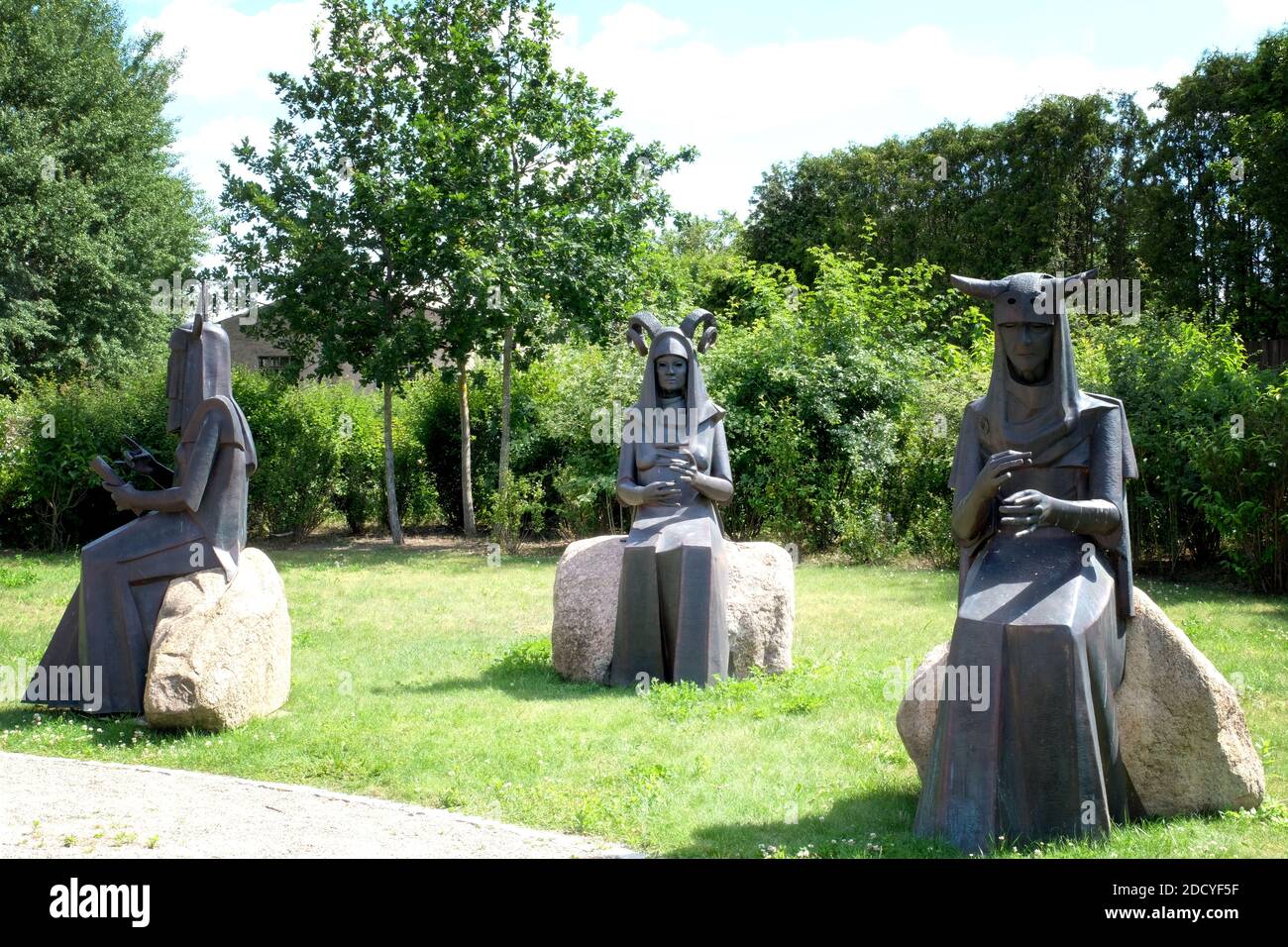 Die drei Schicksalsgöttinnen (Norns), eine Skulpturengruppe von Eckhard Herrmann, Althüttendorf, Barnim, Brandenburg, Deutschland Stockfoto